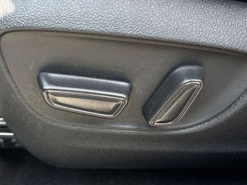 Used 2025 Toyota Highlander LE FWD image 22