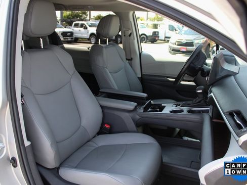 Used 2023 Toyota Sienna XLE image 32