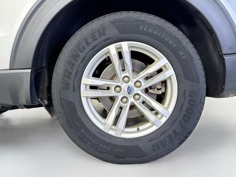 Used 2023 Ford Explorer XLT AWD/4WD image 32
