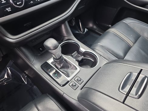 Used 2018 Toyota Highlander SE FWD image 23