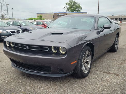 Used 2015 Dodge Challenger SXT image 12