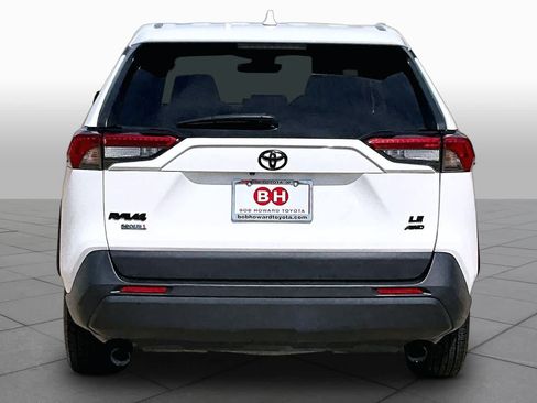 Used 2022 Toyota RAV4 LE AWD/4WD image 5