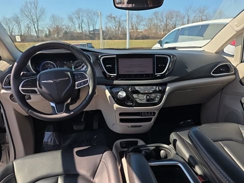 Used 2023 Chrysler Pacifica Touring-L image 15