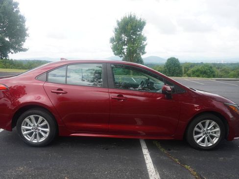 Used 2023 Toyota Corolla LE w/ LE Convenience Package FWD image 9