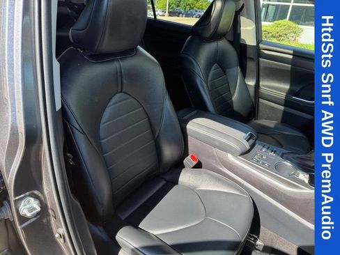 Used 2023 Toyota Highlander XLE AWD/4WD image 11