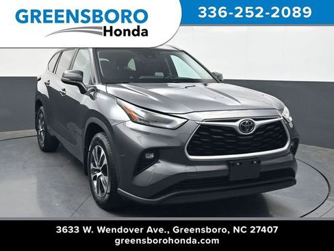Used 2024 Toyota Highlander XLE image 1