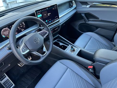 New 2026 Volkswagen Tiguan SE R-Line FWD image 8