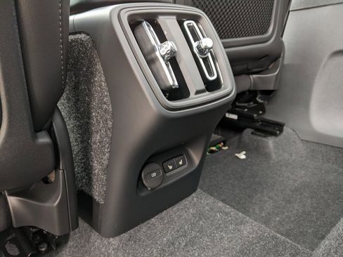 Certified 2025 Volvo XC40 B5 Ultra w/ Climate Package image 24