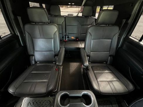 Used 2022 Chevrolet Suburban RST w/ Sport Performance Package image 25