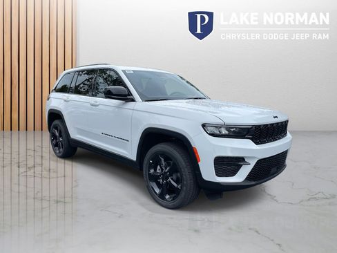 New 2025 Jeep Grand Cherokee Altitude image 2