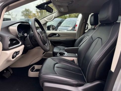 Certified 2024 Chrysler Pacifica Touring-L image 17