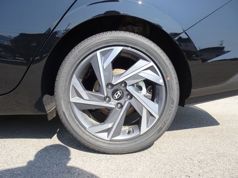 New 2025 Hyundai Elantra SEL image 3