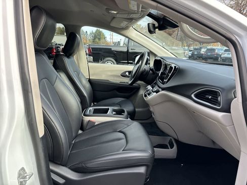 Certified 2024 Chrysler Pacifica Touring-L image 4