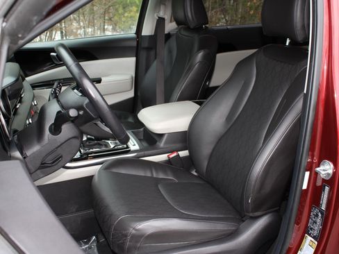 Certified 2022 Kia Carnival EX image 18