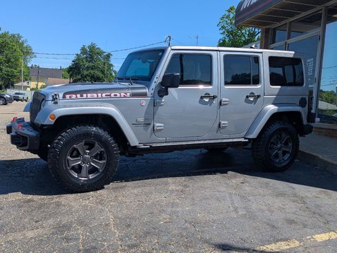 Used 2018 Jeep Wrangler Unlimited Rubicon w/ Max Tow Package AWD/4WD image 8