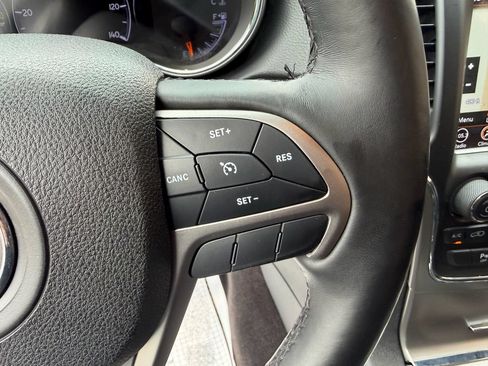 Used 2018 Jeep Grand Cherokee Altitude RWD image 16