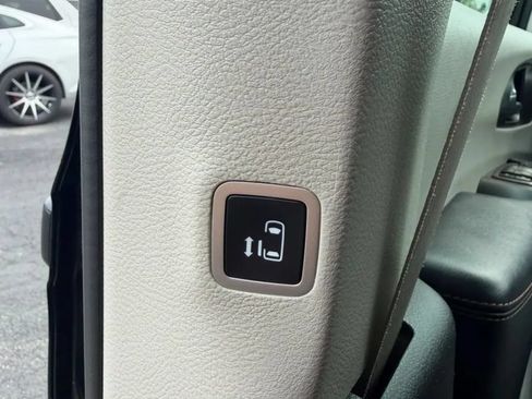 Used 2020 Chrysler Pacifica Touring-L FWD image 21