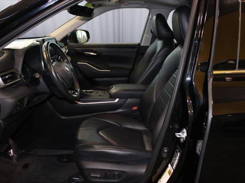 Certified 2021 Toyota Highlander XLE image 33