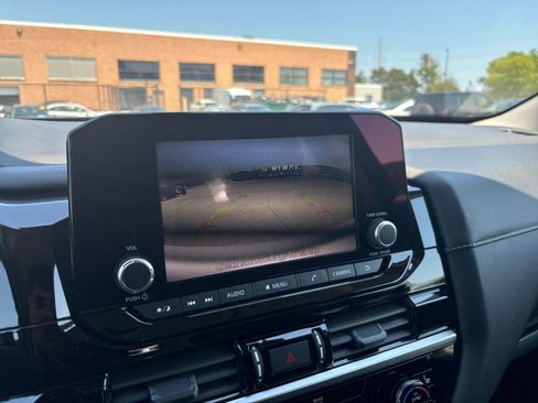 Used 2025 Nissan Pathfinder SV FWD image 25