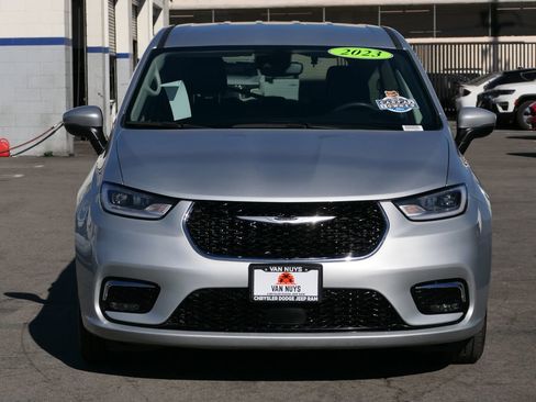 Used 2023 Chrysler Pacifica Touring-L image 7