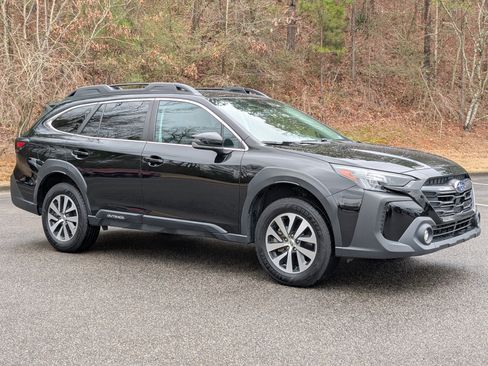 Used 2023 Subaru Outback Premium image 11