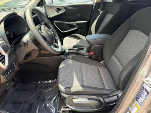 Used 2025 Kia Soul LX w/ LX Technology Package FWD image 24
