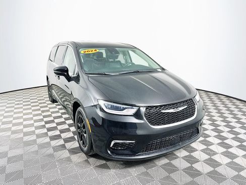 Certified 2024 Chrysler Pacifica Touring-L image 2