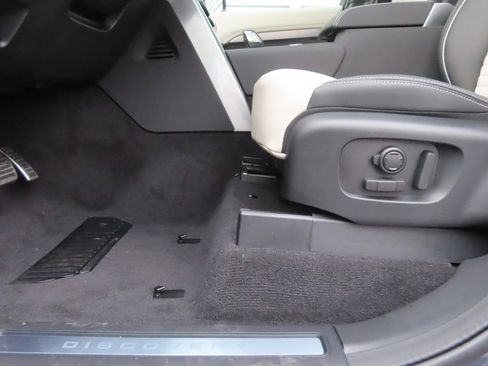 New 2024 Land Rover Discovery Dynamic SE image 21