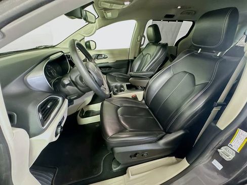 Used 2023 Chrysler Pacifica Touring-L FWD image 12