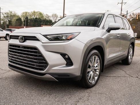 Used 2024 Toyota Grand Highlander Platinum image 3