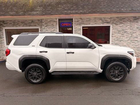 Used 2025 Toyota 4Runner SR5 AWD/4WD image 4