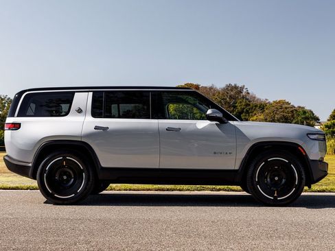 Used 2025 Rivian R1S Adventure image 2
