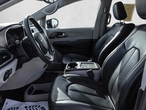 Used 2019 Chrysler Pacifica Touring-L Plus image 11