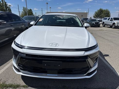 Used 2025 Hyundai Sonata SEL FWD image 2
