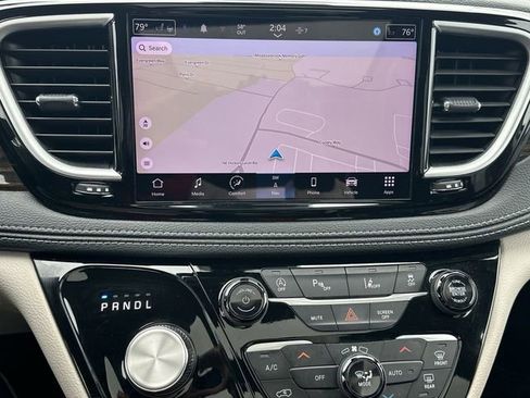 Used 2024 Chrysler Pacifica Limited image 14