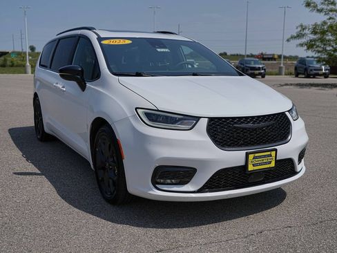 Used 2025 Chrysler Pacifica Limited FWD image 4