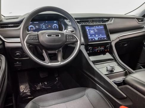 Used 2024 Jeep Grand Cherokee Laredo AWD/4WD image 7