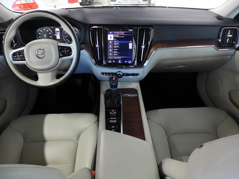 Used 2020 Volvo S60 T5 Momentum image 15