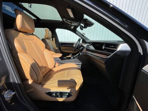 Used 2022 Jeep Grand Cherokee Summit w/ Luxury Tech Group V image 29