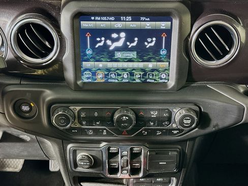 Used 2021 Jeep Wrangler Unlimited Sahara AWD/4WD image 24