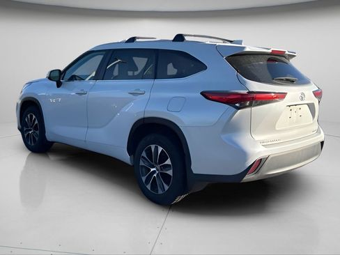 Used 2023 Toyota Highlander XLE image 6