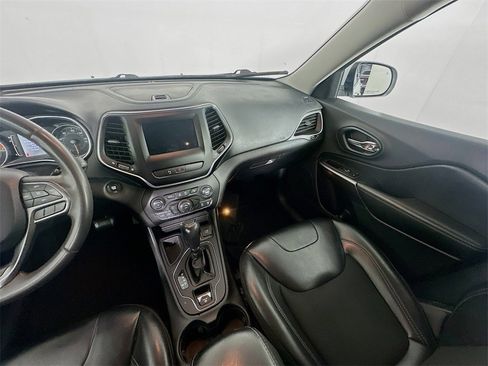 Used 2020 Jeep Cherokee Latitude Plus image 11