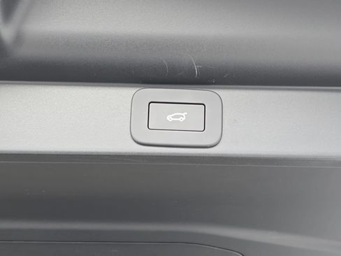 Certified 2025 Land Rover Range Rover SE image 13