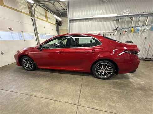 Used 2023 Toyota Camry XLE image 9