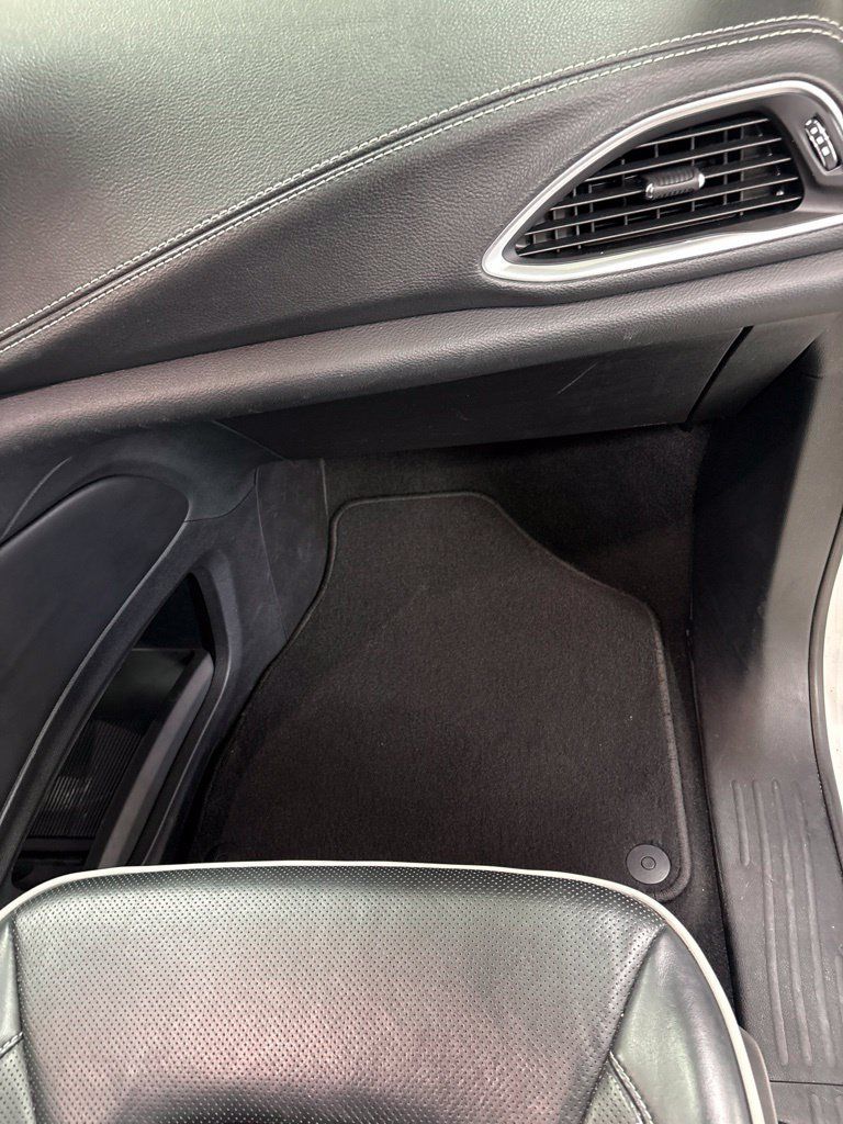 Used 2025 Chrysler Pacifica Limited FWD image 26