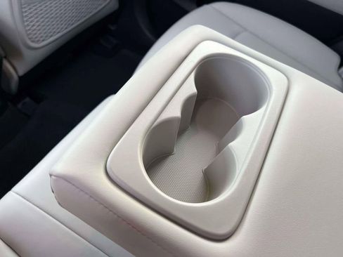 Used 2025 Kia Sorento S image 12