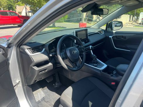 Used 2025 Toyota RAV4 LE AWD/4WD image 9