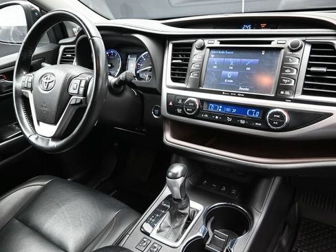Used 2019 Toyota Highlander XLE AWD/4WD image 15