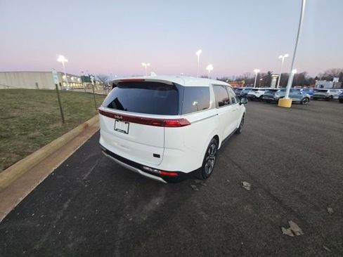 Used 2023 Kia Carnival EX image 8