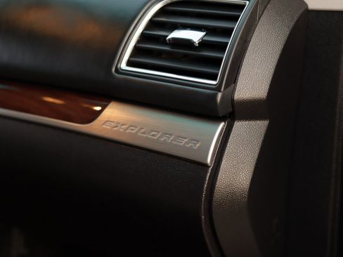 Used 2017 Ford Explorer Platinum image 38